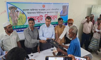 রাসেল ভাইপার আতঙ্কে কৃষকদের সুরক্ষায় গোয়ালন্দে গামবুট বিতরণ