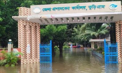 কুড়িগ্রামে টানা অতি বৃষ্টিতে শহরজুড়ে জলাবদ্ধতা, জনদুর্ভোগ চরমে