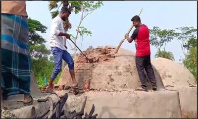 ঝালকাঠিতে কয়লা তৈরির ২৩ চুল্লি গুঁড়িয়ে দিলেন ভ্রাম্যমাণ আদালত