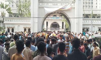 ইশরাককে দায়িত্ব দেওয়ার দাবিতে নগর ভবনের সামনে ইশরাকপন্থীদের স্লোগান-মিছিল