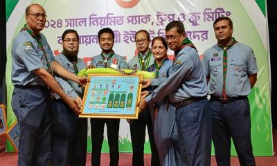 নিয়মিত ট্রুপ মিটিং বাস্তবায়ন করায় পুরস্কার পেলেন বাকৃবির রোভার স্কাউট লিডার