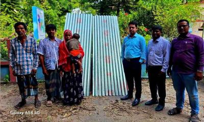 ইসলামপুরে অগ্নিকান্ডে ক্ষতিগ্রস্তদের মাঝে ঢেউটিন বিতরণ