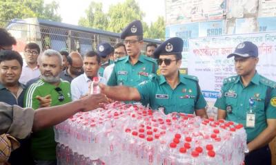 গুলিস্তানে পথচারীদের মাঝে সুপেয় পানি বিতরন