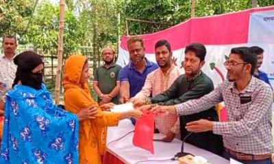 ঝালকাঠিতে প্রতিবন্ধীদের জেলা প্রশাসকের আর্থিক সাহায্যের চেক বিতরণ