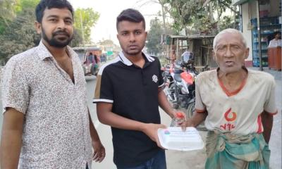 শেরপুরে পথচারীদের মাঝে ইফতার বিতরণ করেছে উপজেলা ছাত্রদলের আহ্বায়ক মুরাদ