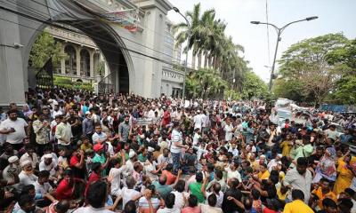 ইশরাককে মেয়র করার দাবিতে দ্বিতীয় দিনের মতো সড়কে অবস্থান