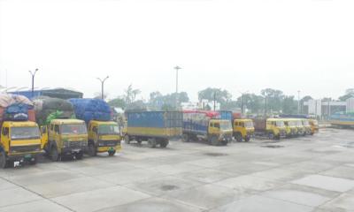 ভারতীয় নিষেধাজ্ঞায় বেনাপোল স্থলবন্দরে ভারতমুখী পণ্যবাহী ৩৬টি ট্রাক