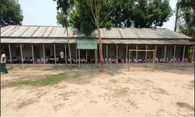 মানিকগঞ্জের সাটুরিয়ায় বিদ্যালয় স্থানান্তর দন্দে শ্রেণী কক্ষে ঝুলছে তালা