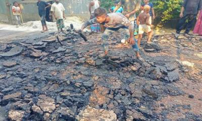 ভূরুঙ্গামারীতে রাস্তার কাজ শেষ না হতেই হাতের খোঁচায় উঠে যাচ্ছে পিচের ঢালাই