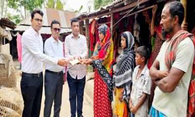 মান্দায় বজ্রপাতে নিহতের পরিবারকে আর্থিক সহায়তা প্রদান