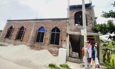 বন্দরে মসজিদের গেটে বিদ্যুতের খুঁটি থাকায়  মুসল্লীদের চরম দূর্ভোগ