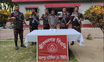 চুয়াডাঙ্গার জীবননগরে বিজিবির অভিযানে স্বর্ণের বারসহ চোরাকারবারি আটক