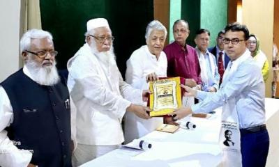 নরসিংদী আইনজীবি সমিতির সভপতি শেরে-বাংলা স্মৃতি পদকে ভূষিত