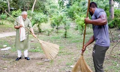 ঝাড়ু হাতে ময়লা পরিষ্কার করলেন মোদি