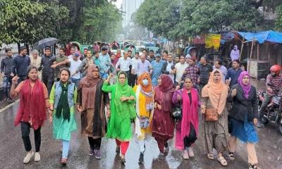 রিজভীর নেতৃত্বে বৃষ্টিভেজা পিকেটিং