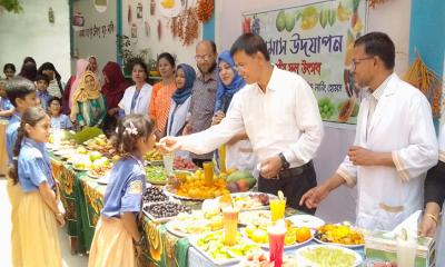 ঝিকরগাছায় ৩৭ প্রকার দেশীয় ফল দিয়ে কিন্ডারগার্টেন স্কুলের মধুমাসের ফল উৎসব