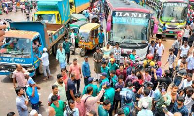 বরিশালে দুই পক্ষের সংঘর্ষে বাস চলাচল বন্ধ