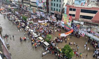 পানিতে দাঁড়িয়েই চলছে বিএনপির সমাবেশ