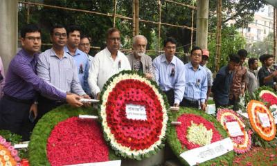 বঙ্গমাতার সমাধিতে সংস্কৃতি বিষয়ক মন্ত্রণালয়ের শ্রদ্ধা