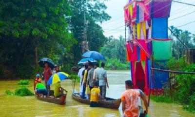 বন্যা উপেক্ষা করে ডুবন্ত গ্রামে বিয়ে