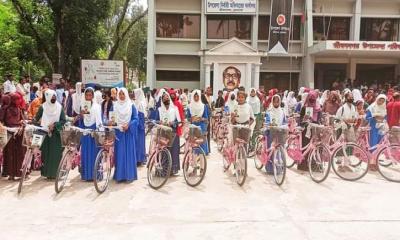 জীবননগর দরিদ্র ও মেধাবী শিক্ষার্থীদের মাঝে বাইসাইকেল বিতরণ