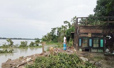 উজিরপুরে নদীভাঙনে শঙ্কায় কাটছে দিন, নদীতে তলিয়ে যাচ্ছে মানুষের স্বপ্ন