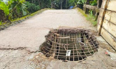 আমতলীতে ঝুকি নিয়ে সেতুতে চলাচল