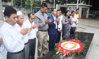 জাতির পিতার স্মৃতিস্তম্ভে স্বাস্থ্যসেবা সচিবের পুষ্পস্তবক নিবেদন