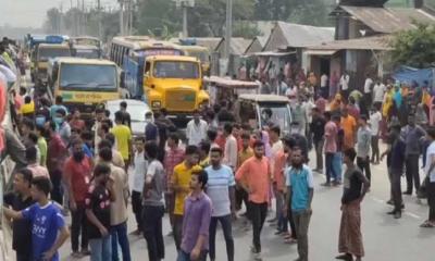 বেতন বাড়ানোর দাবিতে গাজীপুরে গার্মেন্টস কর্মীদের সড়ক অবরোধ