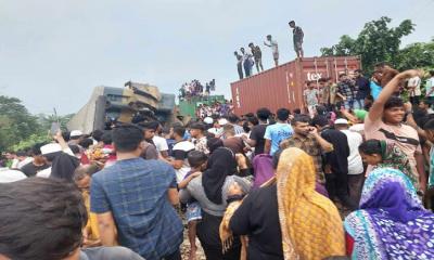 ভৈরবে ট্রেন দুর্ঘটনা: ঢাকা-চট্টগ্রাম ট্রেন চলাচল বন্ধ