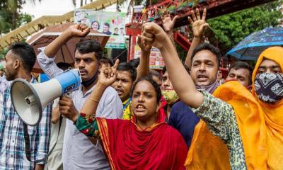 ন্যূনতম মজুরি প্রত্যাখ্যান করে বিক্ষোভের ডাক পোশাক শ্রমিকদের