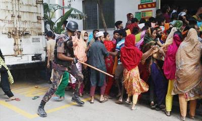 ফের সংঘর্ষে পোশাক শ্রমিকরা, টিয়ারশেল-সাউন্ড গ্রেনেড নিক্ষেপ