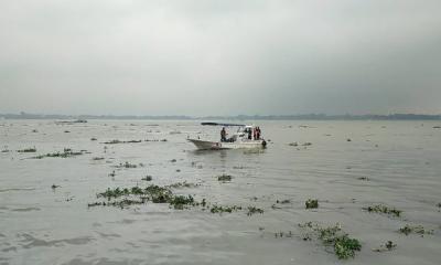 ভোলায় ট্রলারডুবির ঘটনায় জীবিত উদ্ধার ৫, নিখোঁজ বাবা-ছেলে