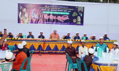 বালিয়াডাঙ্গীতে ইফতার মাহফিলে এমপির সাথে অতিথি এতিম শিশুরা