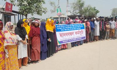 লালমনিরহাটের ধরলা পাড়ে সরকারিভাবে বালু তোলায় চরাঞ্চলবাসীর মাথায় হাত