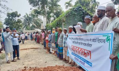 কেন্দুয়ায় নিম্নমানের সামগ্রী দিয়ে রাস্তা নির্মাণের অভিযোগ, প্রতিবাদে এলাকাবাসীর মানববন্ধন