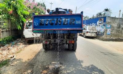 বাউফল পৌর শহরে ছিটানো হচ্ছে পানি