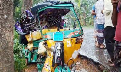 ট্রাকের ধাক্কায় অটোরিকশা দুমড়ে-মুচড়ে বাবা-ছেলে নিহত