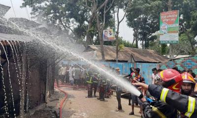 ময়মনসিংহে ভোটকেন্দ্রের সামনে আগুনে ১৩ দোকান পুড়ে ছাই