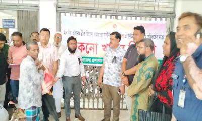 উজিরপুরে রেমালে ক্ষতিগ্রস্ত পরিবারের মাঝে শুকনো খাবার বিতরণ