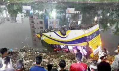 বনশ্রীতে বাস উল্টে খালে