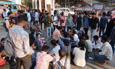 বৈষম্যবিরোধী ছাত্র আন্দোলনের কমিটি বাতিলের দাবিতে চট্টগ্রামে সড়ক অবরোধ