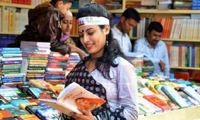 ভাষা শহীদদের শ্রদ্ধা জানিয়ে মেলাপ্রাঙ্গণে যাচ্ছেন বইপ্রেমীরা