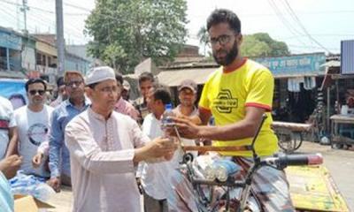 মান্দায় তৃষ্ণার্তদের মধ্যে স্যালাইন ও পানি বিতরণ