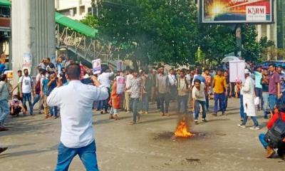 চাকরিপ্রত্যাশীদের পুলিশের ব্যারিকেড ভেঙে শাহবাগ অবরোধ