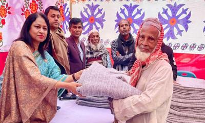 শীতার্তরা পেল জাতীয় প্রেসক্লাব সভাপতি ’র কম্বল