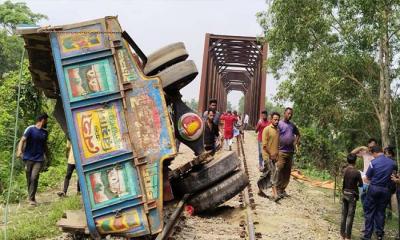 ফেনীতে বালুবাহী ট্রাকে ট্রেনের ধাক্কায় নিহত ২