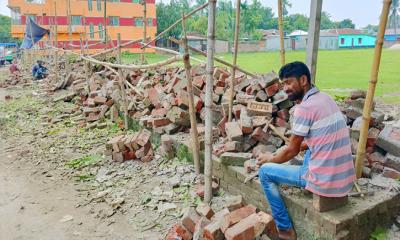 ফেসবুক লাইভে এসে বিদ্যালয়ের নির্মাণাধীন মার্কেট ভাংচুর