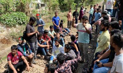 শিক্ষার্থীদের অবরোধে রাজশাহীর সঙ্গে সারাদেশের রেল যোগাযোগ বন্ধ