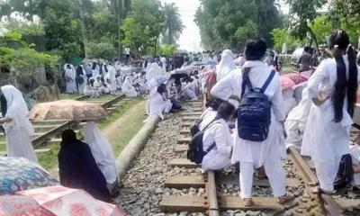 ৬ দফা দাবিতে ট্রেন আটকে দিল পলিটেকনিক শিক্ষার্থীরা, সারাদেশের সঙ্গে যোগাযোগ বন্ধ